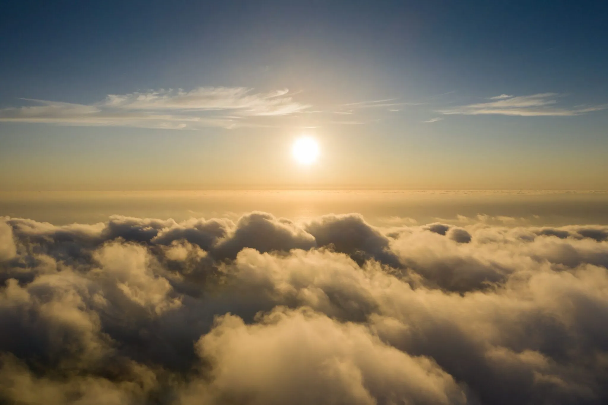 Vue d'un couché de soleil par dessus les nuages