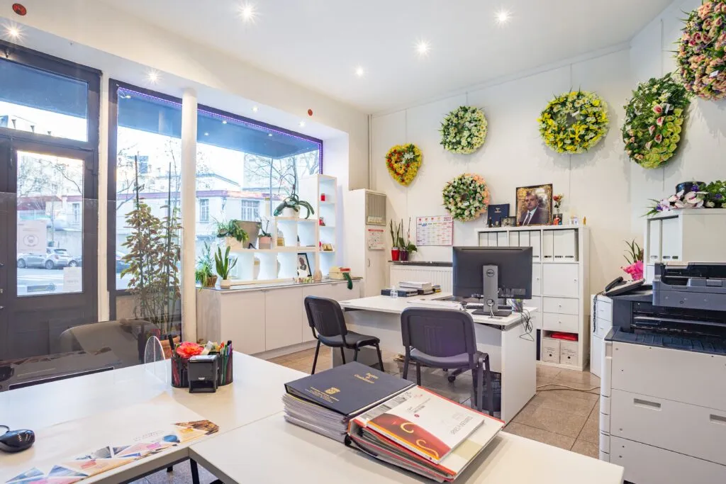Intérieur de l'agence avec l'accueil et le bureau