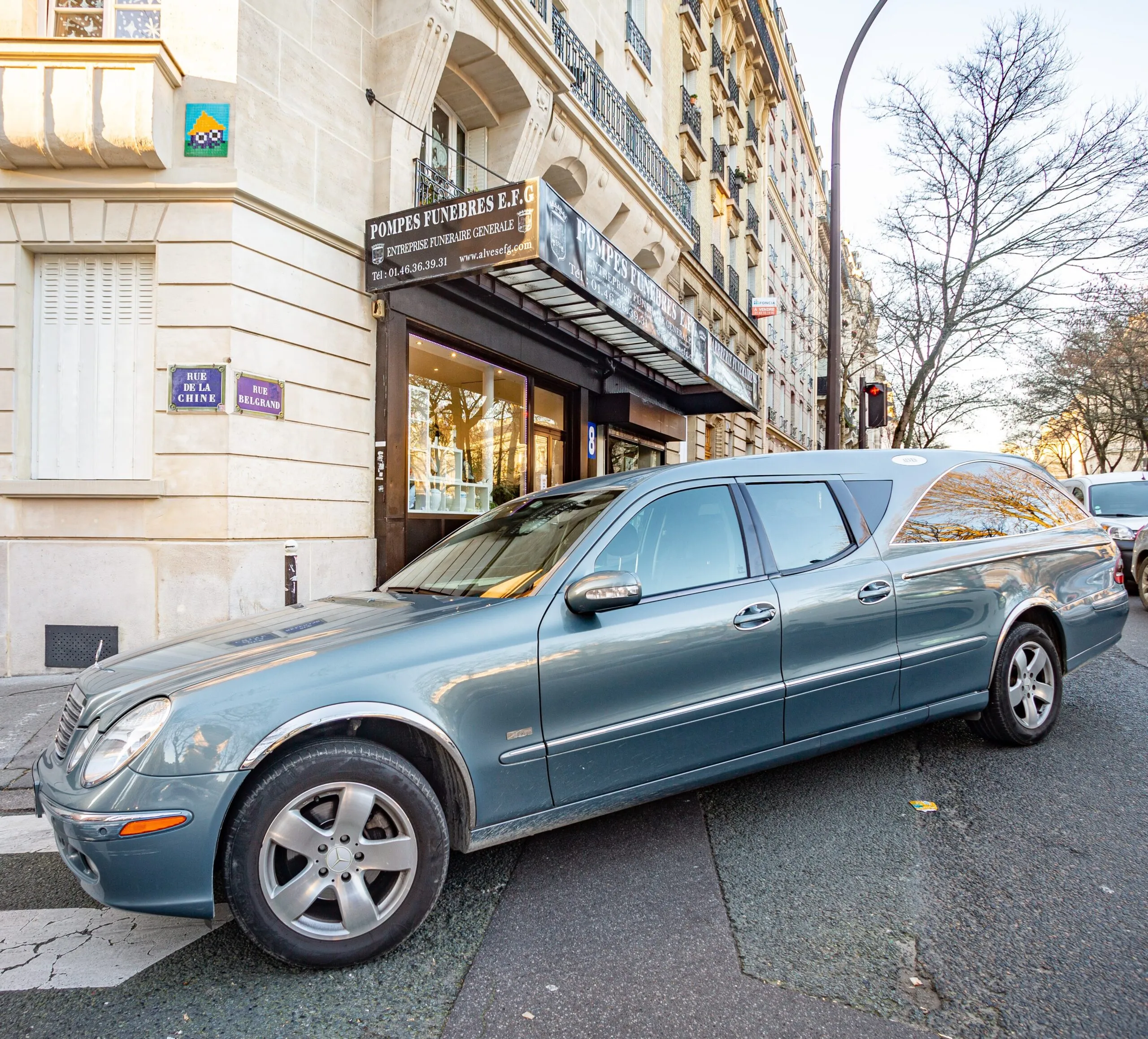 Véhicule corbillard et transport funéraire sécurisé par les Pompes Funèbres E.F.G à Paris