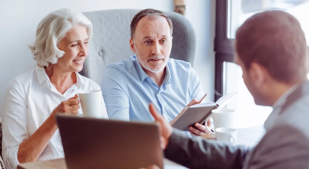 famille en réunion avec un conseiller funéraires