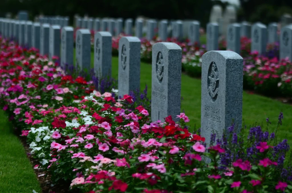 Entretien de sépultures et fleurissement de tombes en cimetière par nos services funéraires